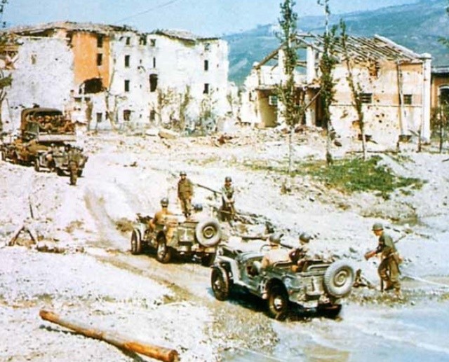 I soldati americani entrano a Vergato ormai distrutta - Fonte: Istituto Parri - www.istitutoparri.eu