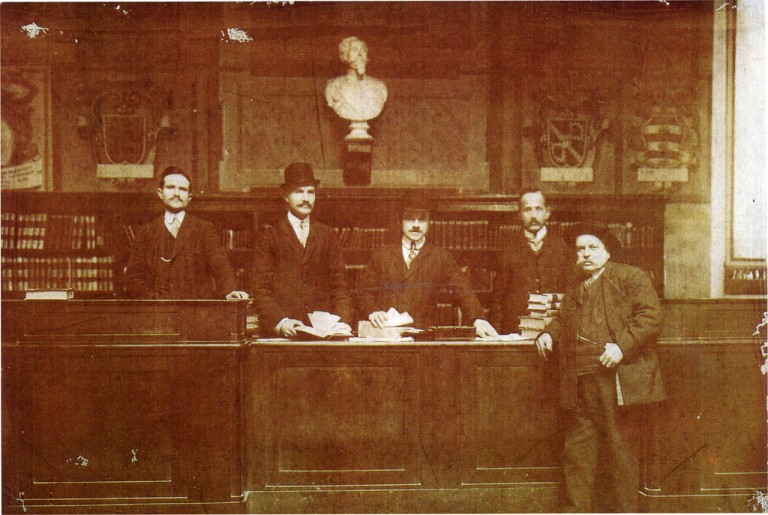 Bibliotecari al banco di distribuzione della Sala di Lettura dell'Archiginnasio nel 1903