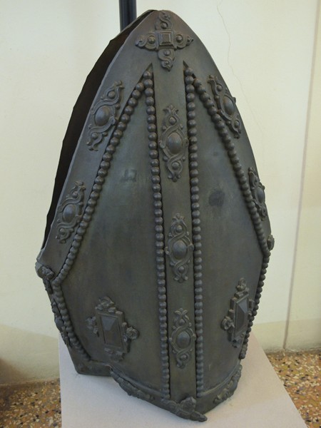 La mitra vescovile di San Petronio utilizzata per camuffare la statua di Gregorio XIII nel palazzo comunale - Museo del Risorgimento (BO)