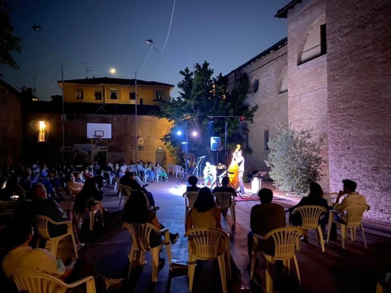 copertina di La luna in Chiostro