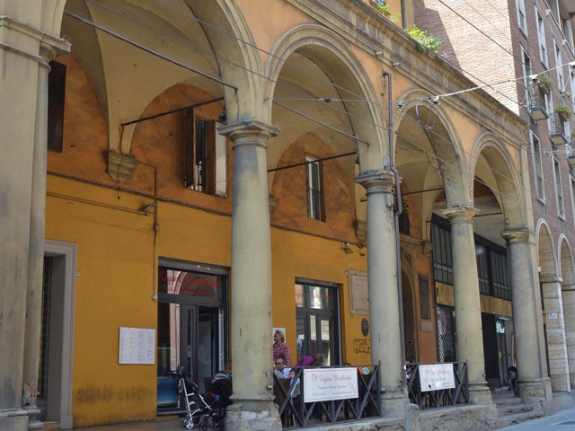Parte del portico del Teatro del Corso scampato al bombardamento del gennaio 1944
