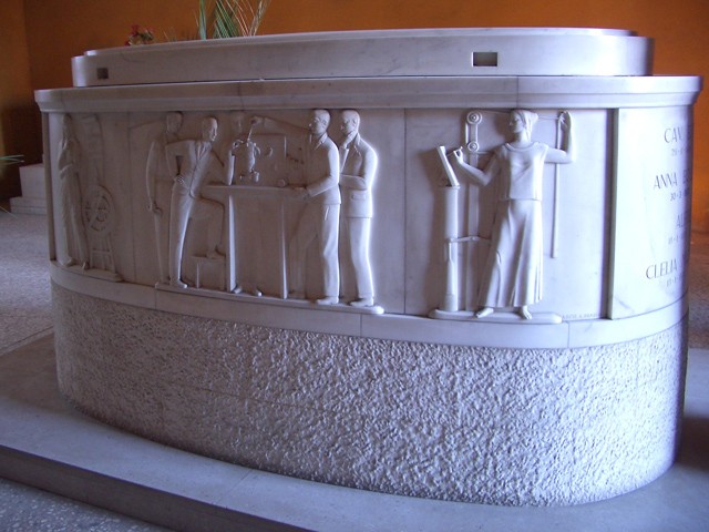 Tomba dell'ing. Weber - rilievi di V. Baccilieri - Cimitero della Certosa (BO)