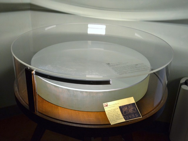 Lo specchio Zeiss del telescopio di Loiano conservato nel Museo della Specola di Palazzo Poggi (BO)
