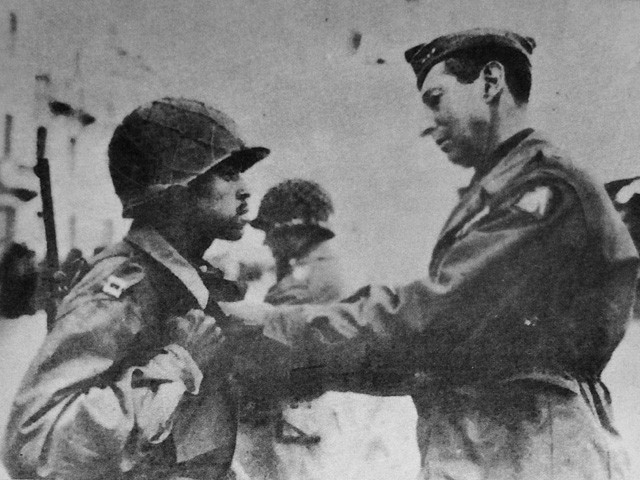 Il gen. Mark Clark decora un soldato della 92a Divisione "Buffalo" - Museo Storico della Resistenza di Sant'Anna di Stazzema (LU)