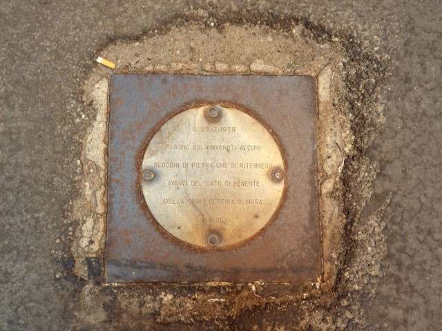 La targa indica il punto in cui nel 1979 fu ritrovato un tratto delle mura di selenite