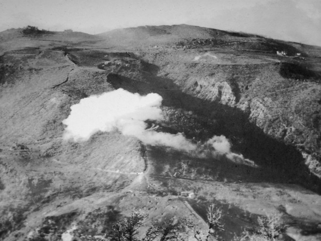 Bombardamento delle postazioni tedesche su Monte Adone - foto tratta dal pannello didattico posto ai piedi del caposaldo di Monterumici (Monzuno)