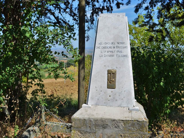 Cippo a ricordo dei paracadutisti del Btg Nembo caduti a Grizzano il 19 aprile 1945