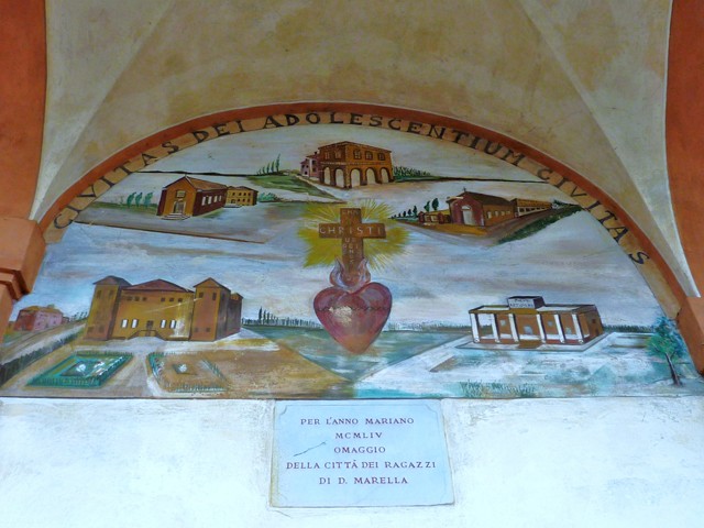 La Città dei Ragazzi di don Marella rappresentata sotto i portici di San Luca (BO)