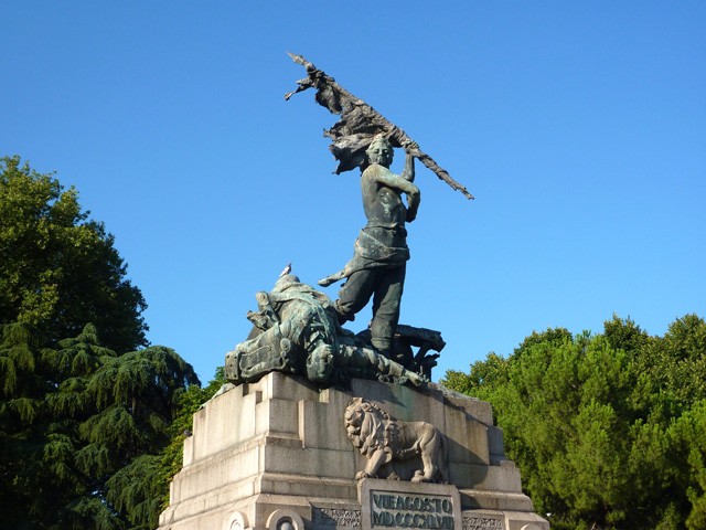 Il monumento al Popolano - P. Rizzoli - piazza VIII Agosto (BO)