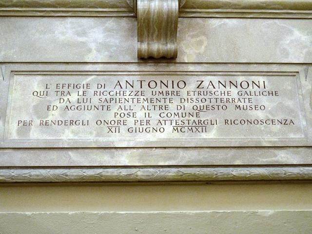 Lapide dedicatoria ad Antonio Zannoni nel Museo archeologico (BO)