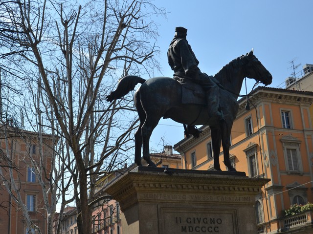 Il monumento a Garibaldi in via Indipendenza (BO) di fronte all'Arena del Sole