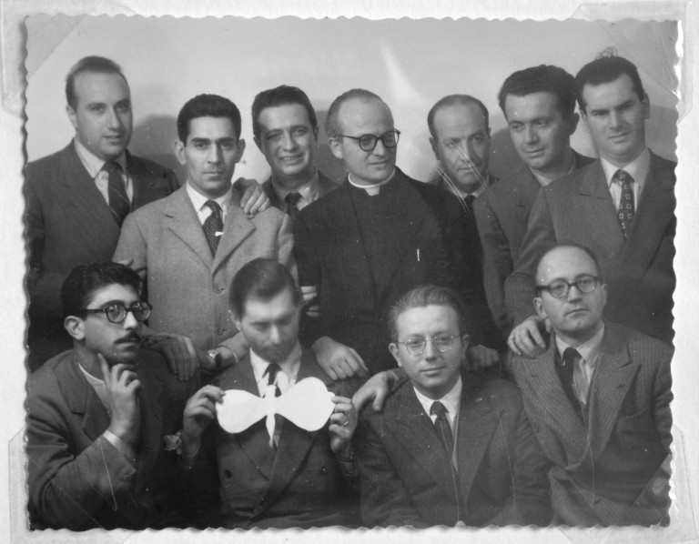Il giovane Enzo Biagi (2. in basso a dx) con don Bedeschi e amici - Fonte: Mostra "Studenti grandi firme…" - Biblioteca dell'Archiginnasio – 2015