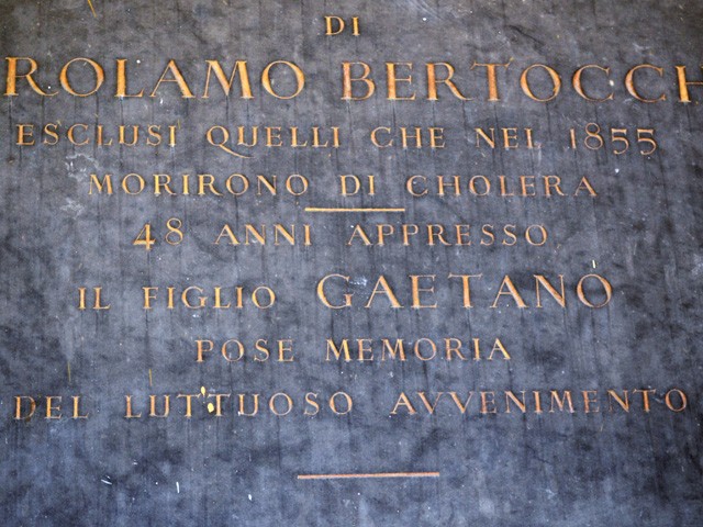 Una lapide della Certosa ricorda il funesto passaggio del colera in una famiglia bolognese