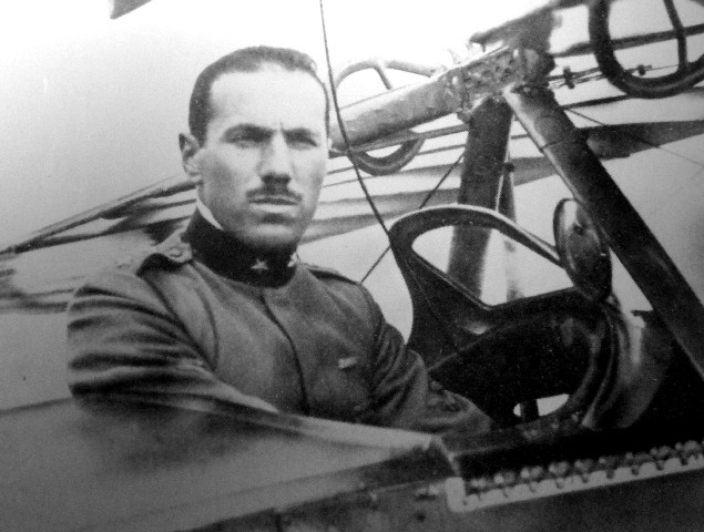 Francesco Baracca ai comandi del suo aereo da caccia - foto Museo Baracca Lugo (RA)