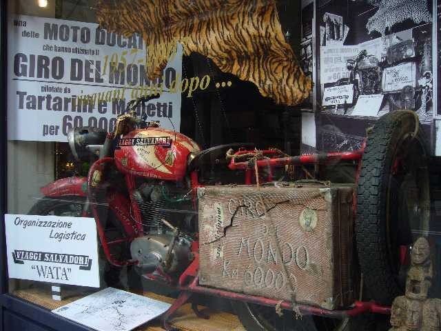 Ricostruzione della vetrina dell'agenzia Viaggi Salvadori allestita nel 1958 al termine del giro del mondo in moto
