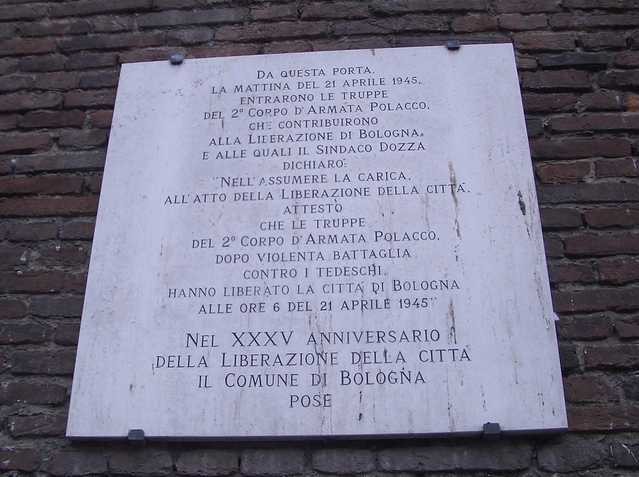 La lapide a porta Maggiore ricorda l'ingresso a Bologna del 2. Corpo d'armata polacco la mattina del 21 aprile 1945