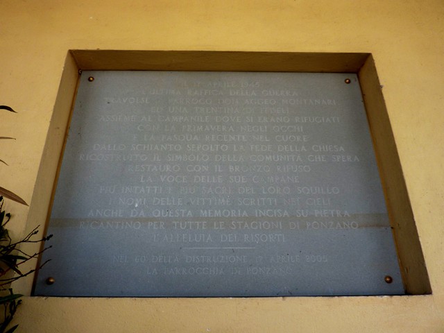 Lapide che ricorda il bombardamento del 17 aprile 1945 e la morte di don Aggeo Montanari