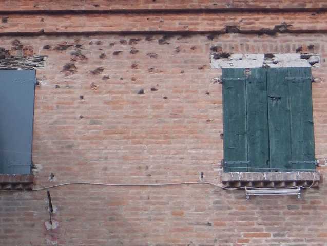 I segni dei bombardamenti sono ancora evidenti su questa casa di via Murri
