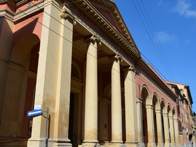 Facciata e portico della chiesa della SS. Trinità - via S. Stefano (BO)