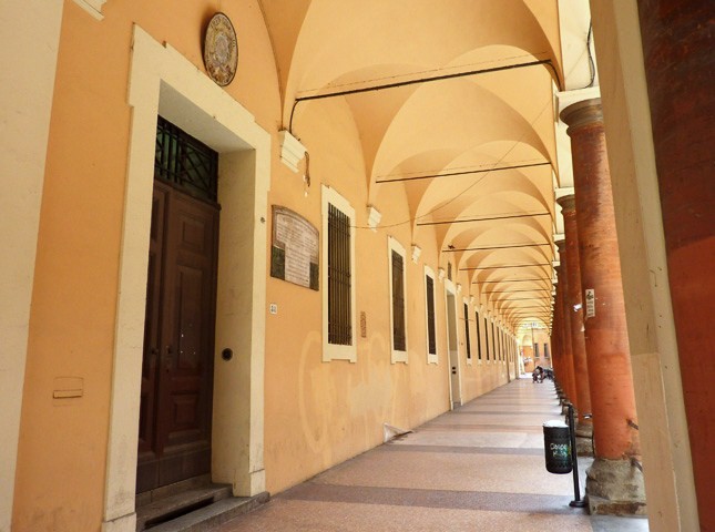 Portico del liceo Galvani - ingresso principale con la lapide degli studenti caduti nella grande guerra