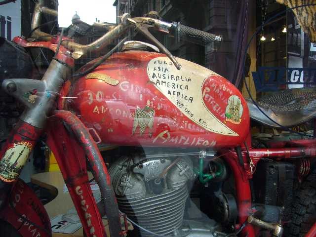 Ricostruzione della vetrina dell'agenzia Viaggi Salvadori allestita nel 1958 al termine del giro del mondo in moto - particolare