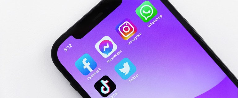 copertina di Seguici sui social