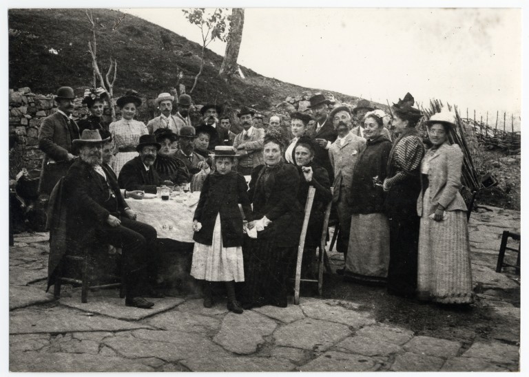 Il 16 ottobre 1893 a Montegiovi nel Mugello in comitiva. Alla sua sinistra l'amico Luigi Billi