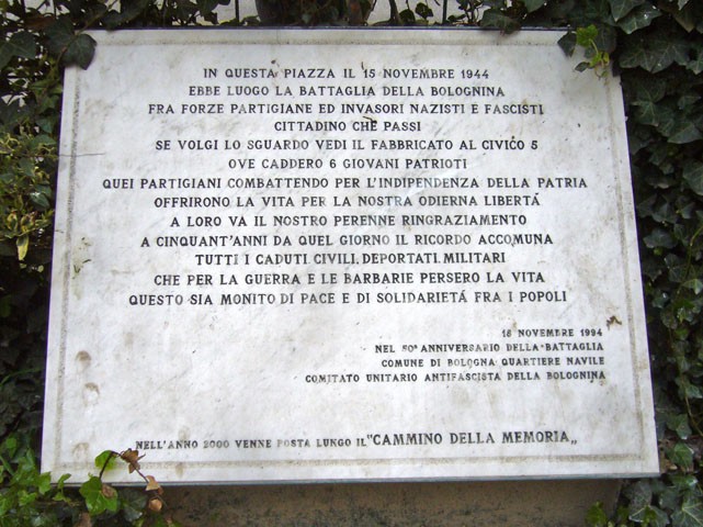Targa che ricorda la battaglia della Bolognina nel giardino di piazza dell'Unità (BO)