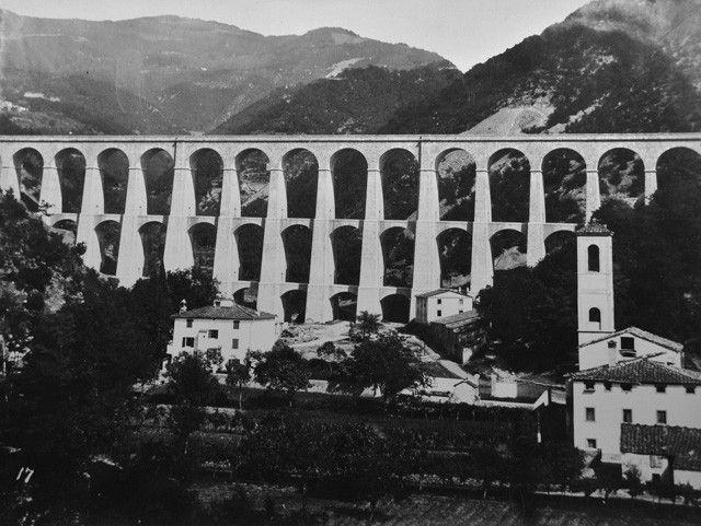 Il grande ponte di Piteccio (PT) appena edificato - Fonte: Mostra "La progettazione e la costruzione della ferrovia Porrettana nei documenti dell'Archiginnasio" - Biblioteca comunale dell'Archiginnasio (BO) - 2015