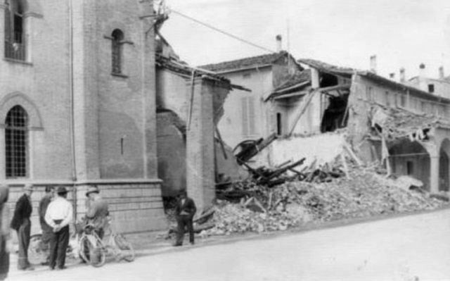 Le rovine della chiesa di San Lazzaro dopo il bombardamento