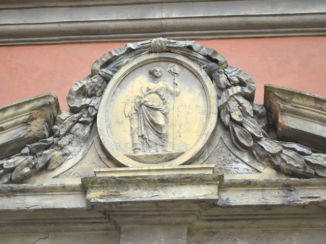 Simboli giacobini sul portone dell'ex convento di San Procolo - via San Mamolo (BO)
