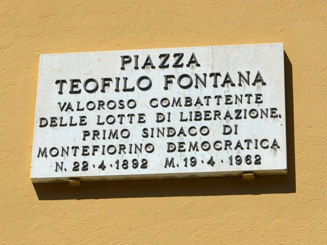 Targa sulla piazza di Montefiorino dedicata a Teofilo Fontana