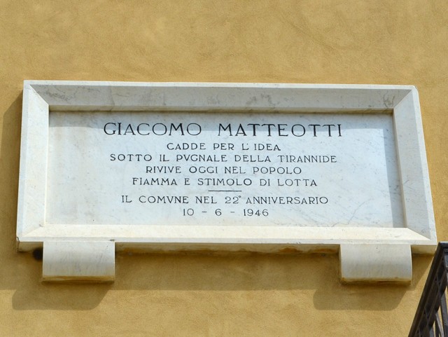 Lapide a ricordo di Giacomo Matteotti sul municipio di Bondeno (FE)
