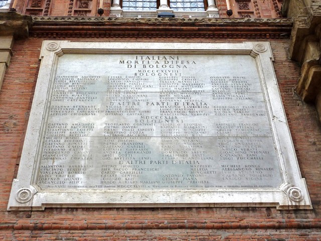 Bolognesi e Italiani morti nella difesa di Bologna contro gli Austriaci nel 1848 e 1849 - Lapide all'esterno del palazzo comunale (BO)