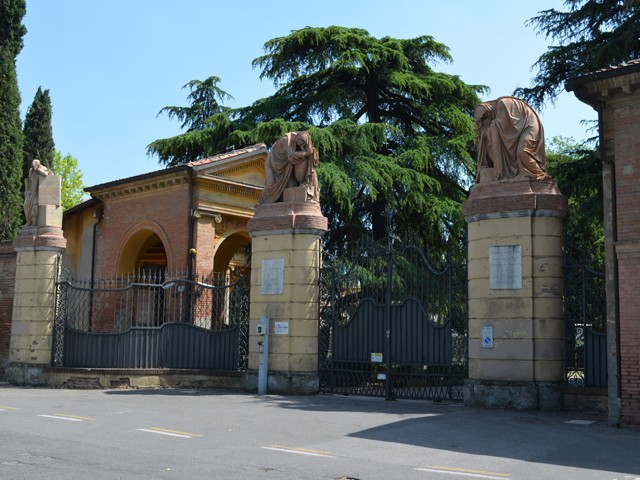 Ingresso monumentale del cimitero della Certosa (BO) con i "pleurant" di G. Putti