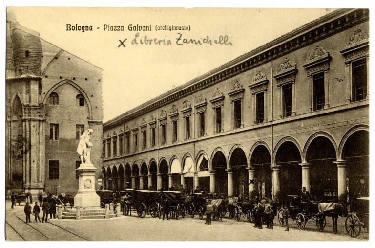 Piazza Galvani e il palazzo dell'Archiginnasio