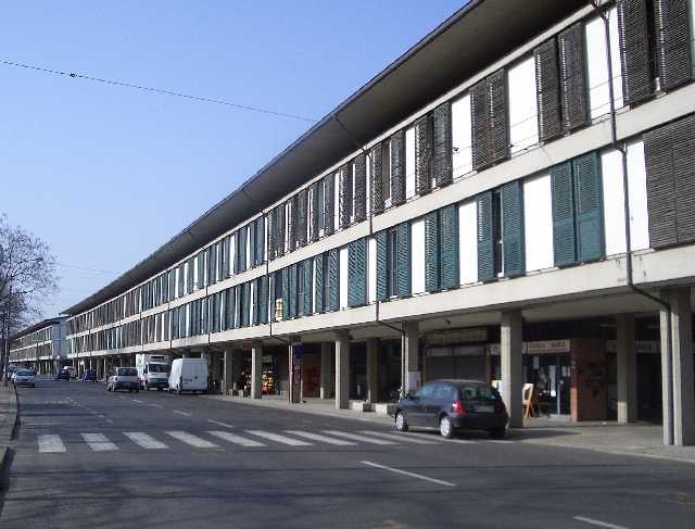 Il lungo edificio, detto "il treno" della Barca, da piazza Giovanni XXIII
