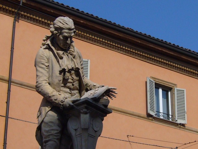 Monumento a Luigi Galvani nella piazza omonima (BO)