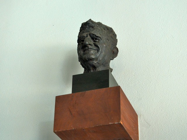 Busto di Dozza al palazzo dello sport - Piazza Azzarita (BO)