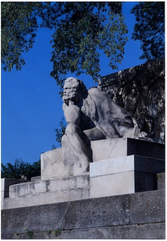 Statua del Poeta con il profilo del volto a sinistra (foto di R. Vlahov, 1998)