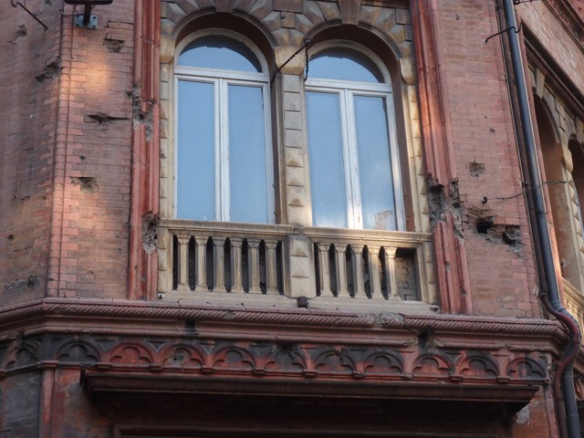 Segni di bombardamento sulla facciata di Palazzo Atti al Carrobbio (BO)
