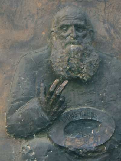 Padre Marella sul monumento a lui dedicato in via Orefici