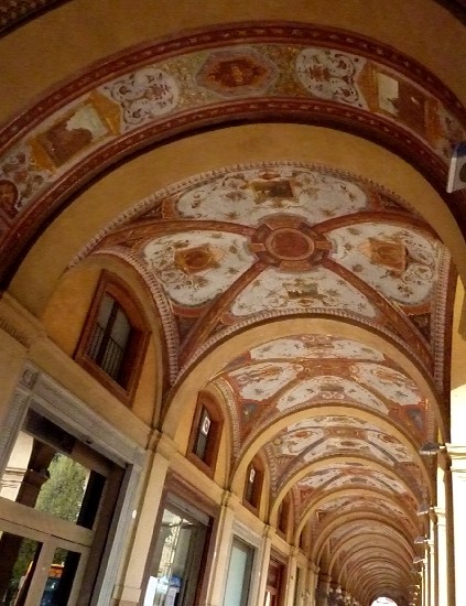 Il portico della Banca d'Italia decorato da G. Lodi - piazza Cavour (BO)