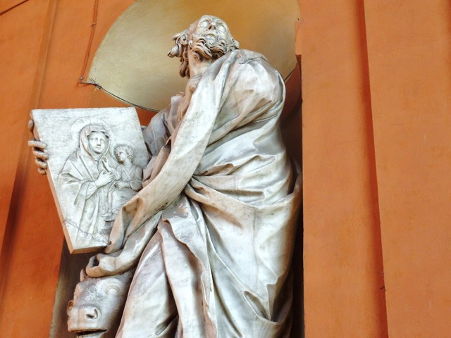 Basilica della Madonna di San Luca - statua dell'evangelista Luca in facciata