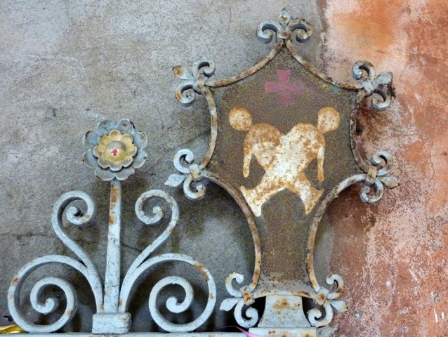 Simbolo dell'Ospedale degli Esposti nell'ex convento di San Procolo (BO)