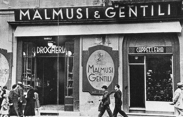 Ingresso del negozio Malmusi e Gentili in via Lame negli anni Trenta - Pubbl. per gentile concessione Zappoli Thyrion