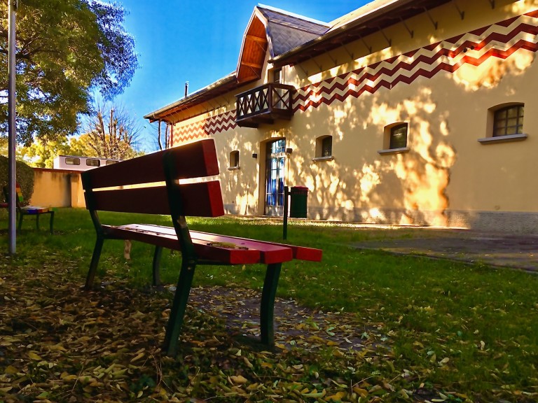 immagine di PANCHINE ROSSE E ARCOBALENO