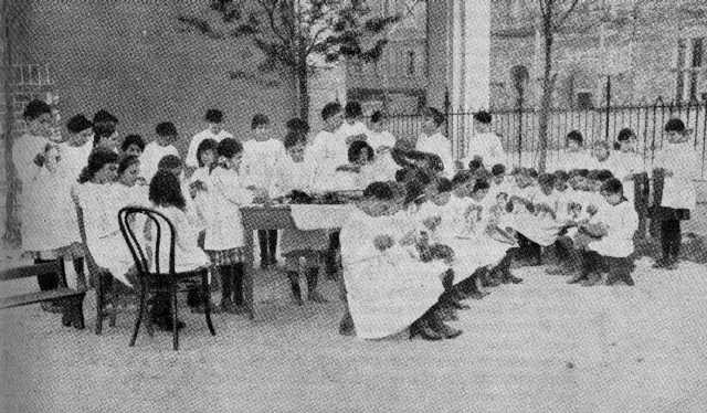 Alunni di una scuola elementare preparano indumenti per i soldati (fonte: Bologna. Documenti del Comune, ottobre 1974)