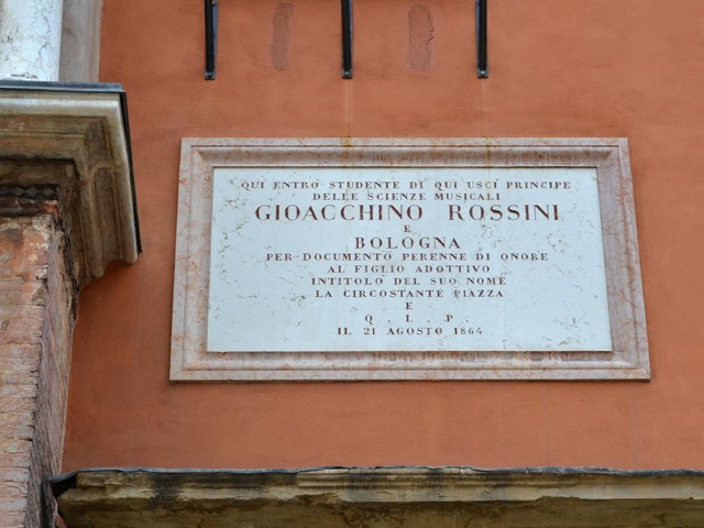 La lapide ricorda l'iscrizione di Rossini al Liceo musicale di Bologna