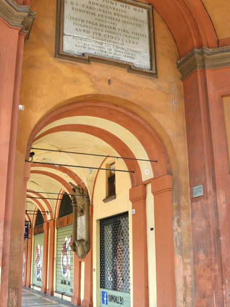 Il portico di San Luca nei pressi dell'Arco Bonaccorsi